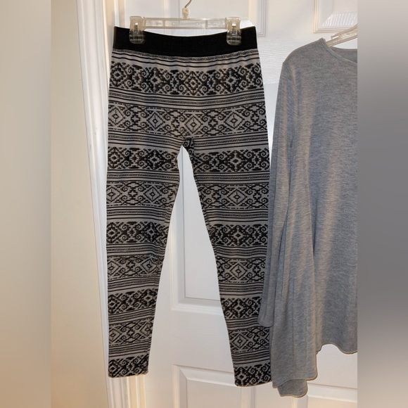 >>>2️⃣ FOR 1️⃣<<< top ➕ leggings, Women’s Zenana Outfitters top with leggings - Picture 4 of 8